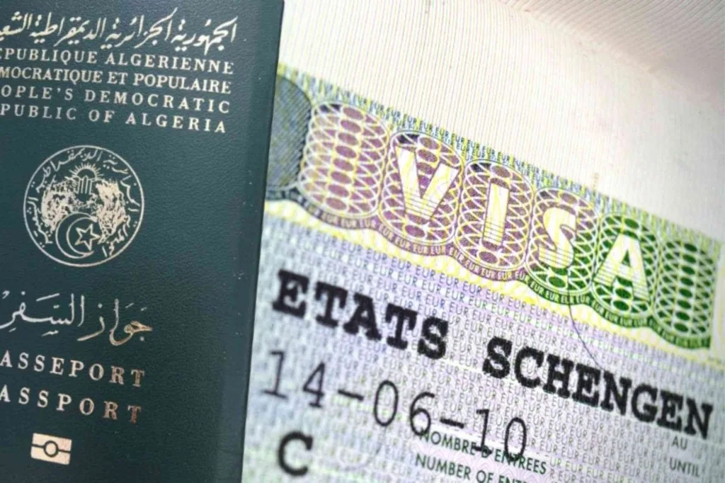 جواز سفر جزائري مفتوح على ملصق تأشيرة شنغن صادرة.